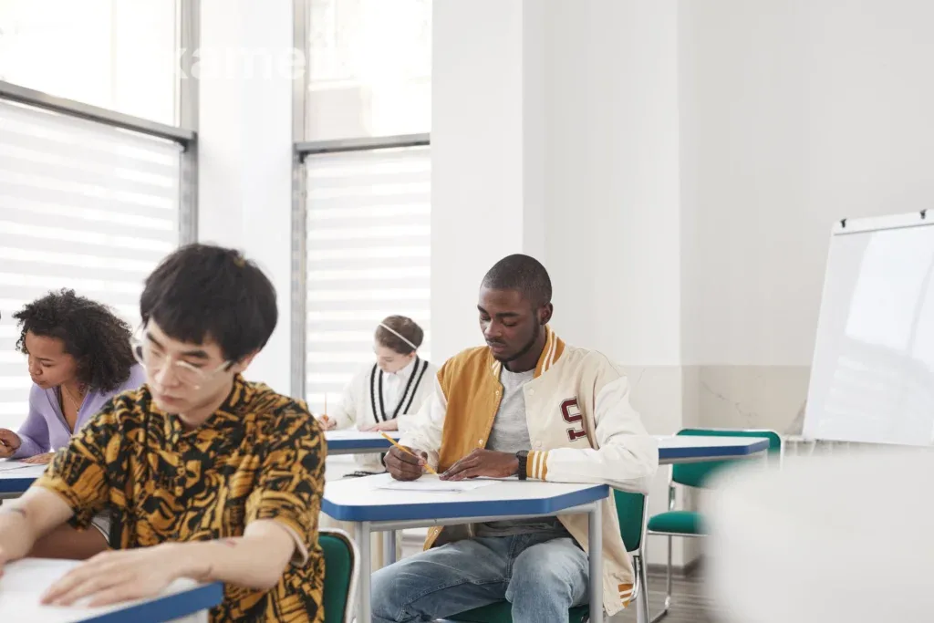 Estudantes sentados em sala de aula realizam avaliação do SAEB coletivamente