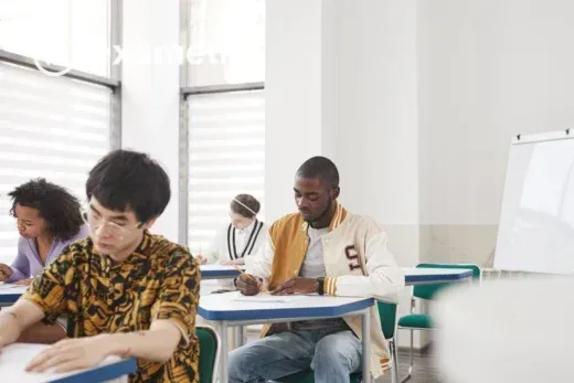 Estudantes sentados em sala de aula realizam avaliação do SAEB coletivamente