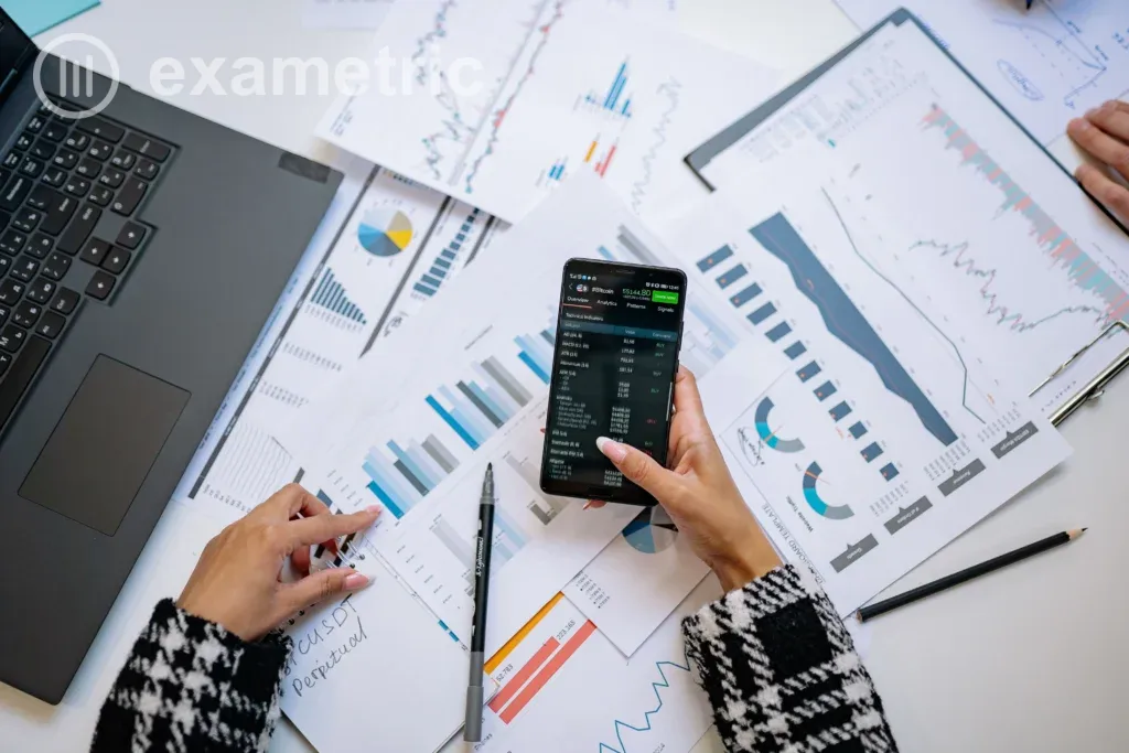 Coordenador pedagógico analisando resultados de simulados com IA em smartphone, revisando desempenho por habilidade