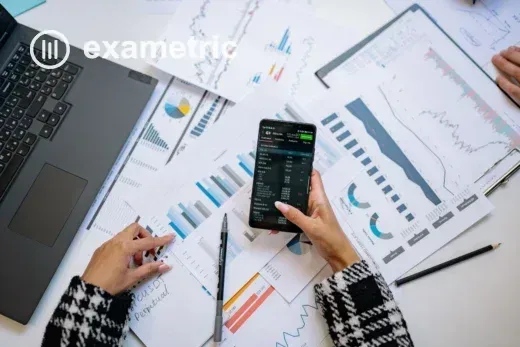 Coordenador pedagógico analisando resultados de simulados com IA em smartphone, revisando desempenho por habilidade