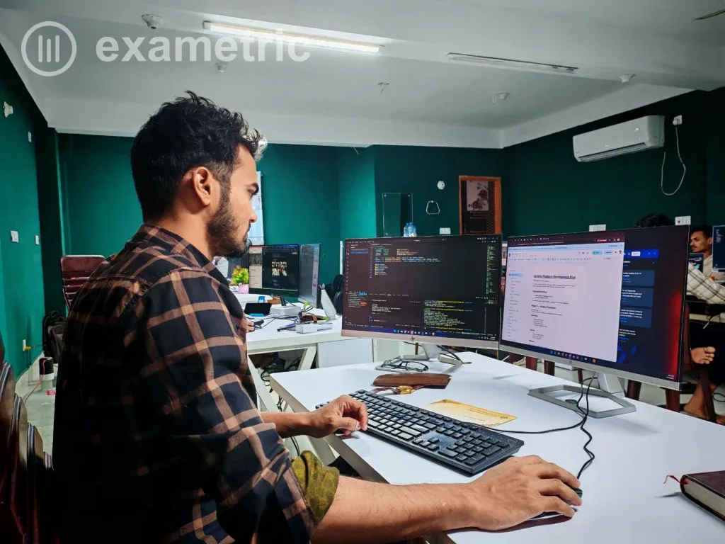 Profissional de TI analisando integração de plataformas de avaliação em dois monitores em escritório corporativo moderno