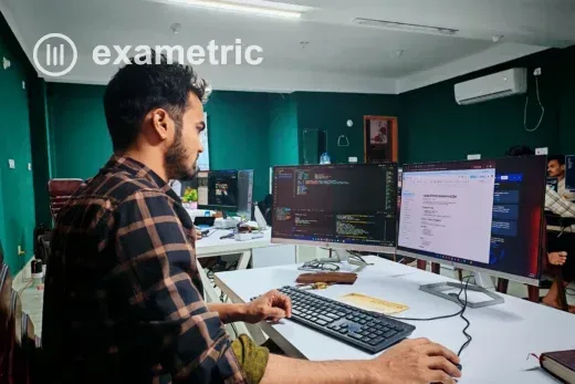 Profissional de TI analisando integração de plataformas de avaliação em dois monitores em escritório corporativo moderno