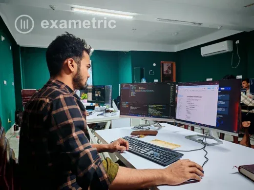 Profissional de TI analisando integração de plataformas de avaliação em dois monitores em escritório corporativo moderno