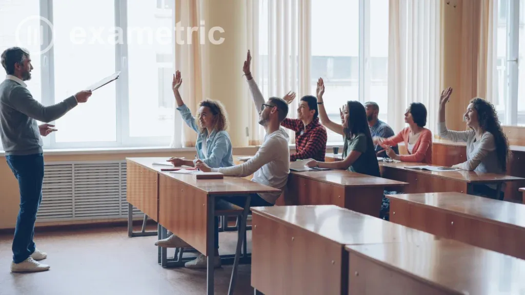 Professor conduz avaliações personalizadas com alunos participando em sala de aula
