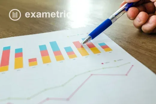 Caneta aponta para gráficos coloridos em relatório de desempenho educacional