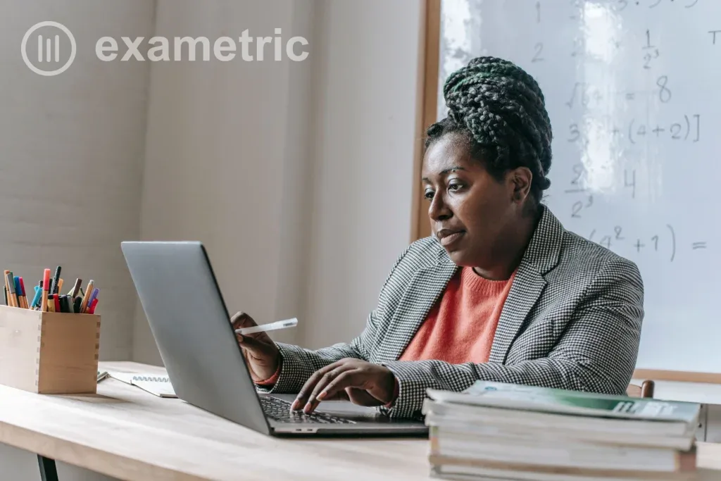 Professora analisando relatório de correção de provas online em laptop, identificando erros com expressão atenta e concentrada