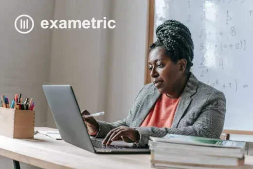 Professora analisando relatório de correção de provas online em laptop, identificando erros com expressão atenta e concentrada