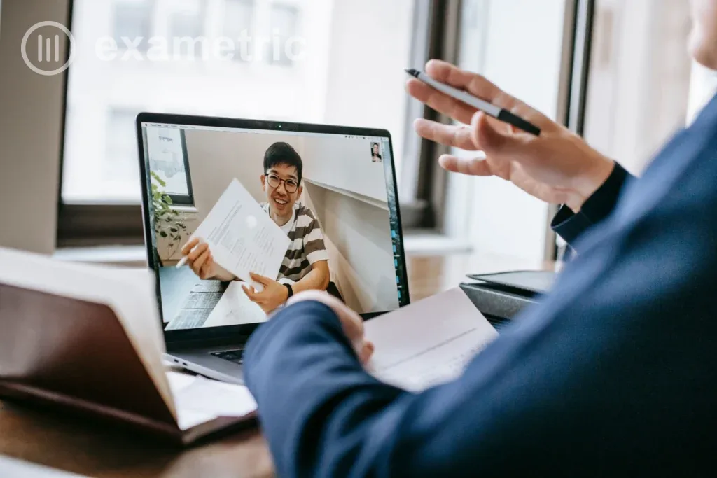 Profissionais em videoconferência representam treinamento online e presencial no RH