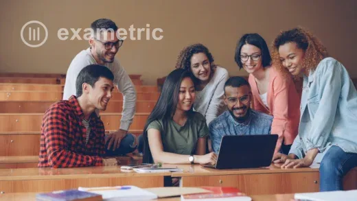 Estudantes diversos colaboram com tecnologia em experiência de Educação 5.0