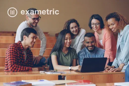 Estudantes diversos colaboram com tecnologia em experiência de Educação 5.0