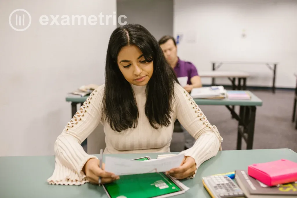 Estudante analisa resultado de simulado Enem online em sala de aula