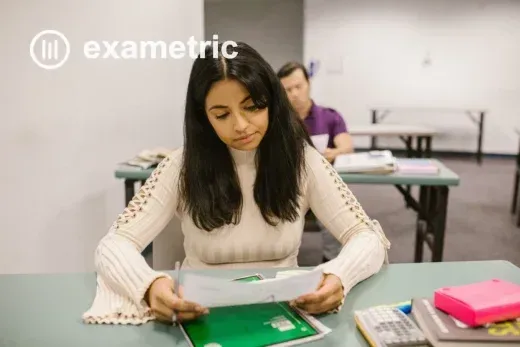 Estudante analisa resultado de simulado Enem online em sala de aula