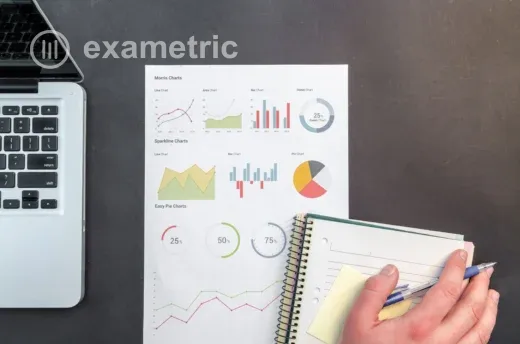 Professor analisando dados de avaliações em laptop com gráficos de desempenho, mesa organizada com caderno ao lado