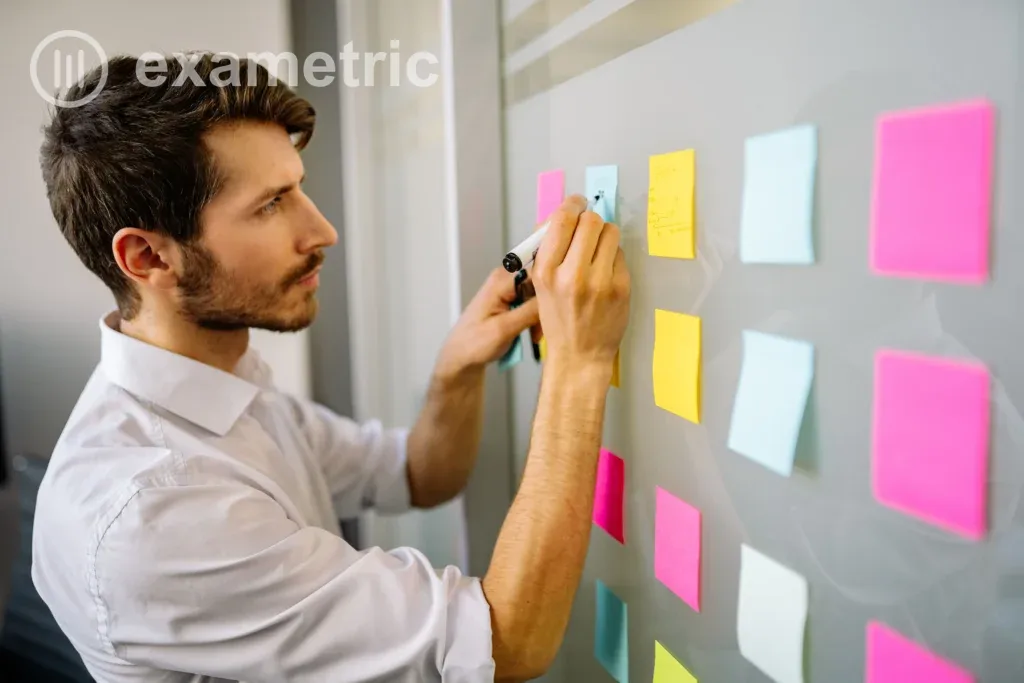 Profissional escreve em notas adesivas para planejar o levantamento de necessidades de treinamento