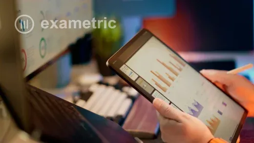 Gestor de RH analisando relatório de feedback automatizado em tablet com gráficos de desempenho de colaboradores