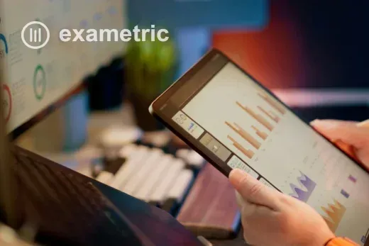 Gestor de RH analisando relatório de feedback automatizado em tablet com gráficos de desempenho de colaboradores