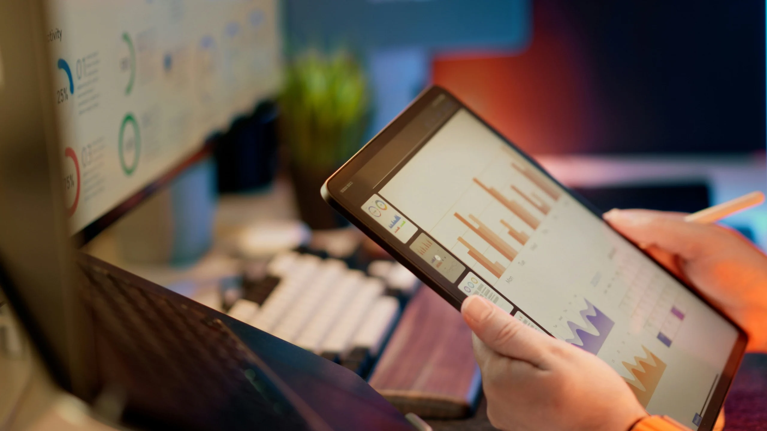 Gestor de RH analisando relatório de feedback automatizado em tablet com gráficos de desempenho de colaboradores