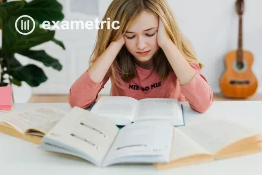 Jovem estudante concentrada na leitura em mesa organizada, representando o desafio de criar avaliações digitais acessíveis para alunos com dislexia