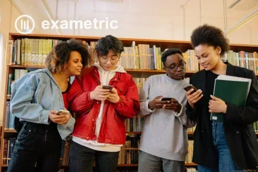 Jovens estudantes da Geração Z usando smartphones para avaliações digitais em ambiente educacional moderno