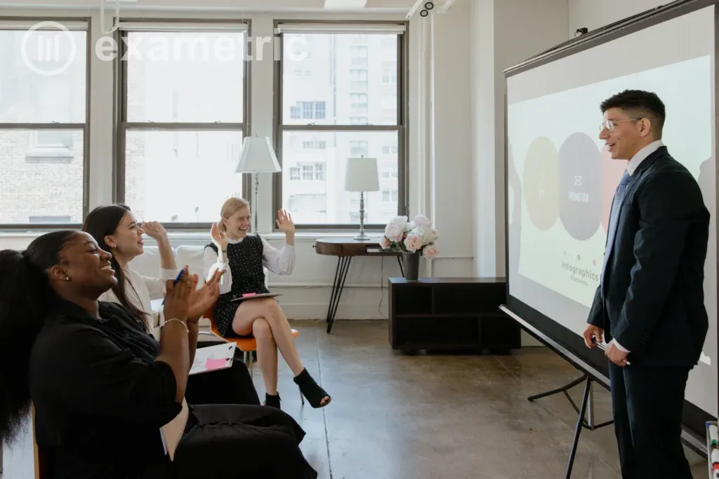 Gestor de RH apresentando painel de avaliações online para equipe em sala de reunião corporativa
