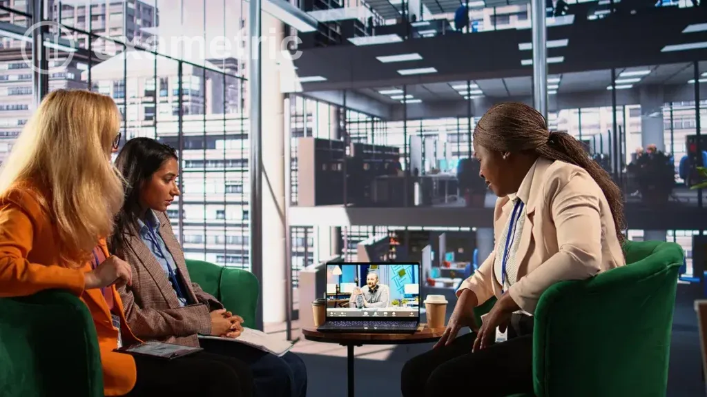 Equipe de mulheres de negócios empoderadas participa de videochamada com o CEO.