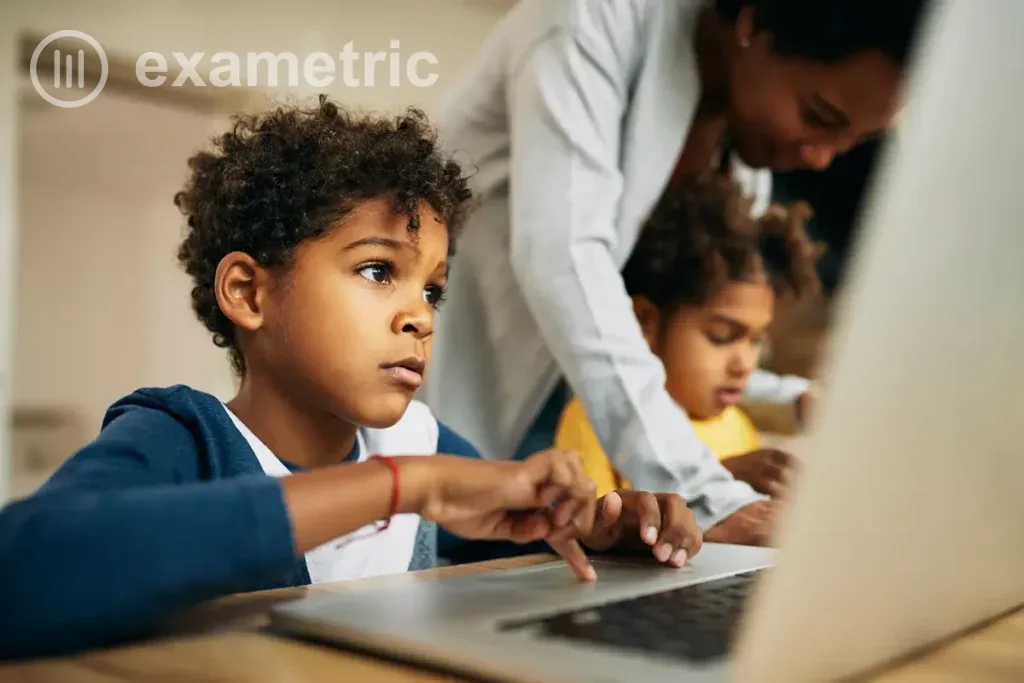 Criança estudando online em um computador em casa.
