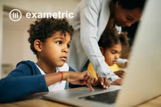 Criança estudando online em um computador em casa.