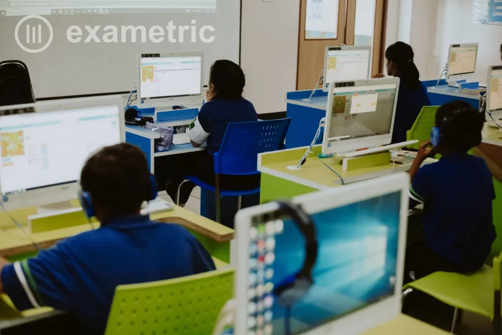 Crianças engajadas no aprendizado em computadores em uma sala de aula moderna, promovendo a alfabetização digital.