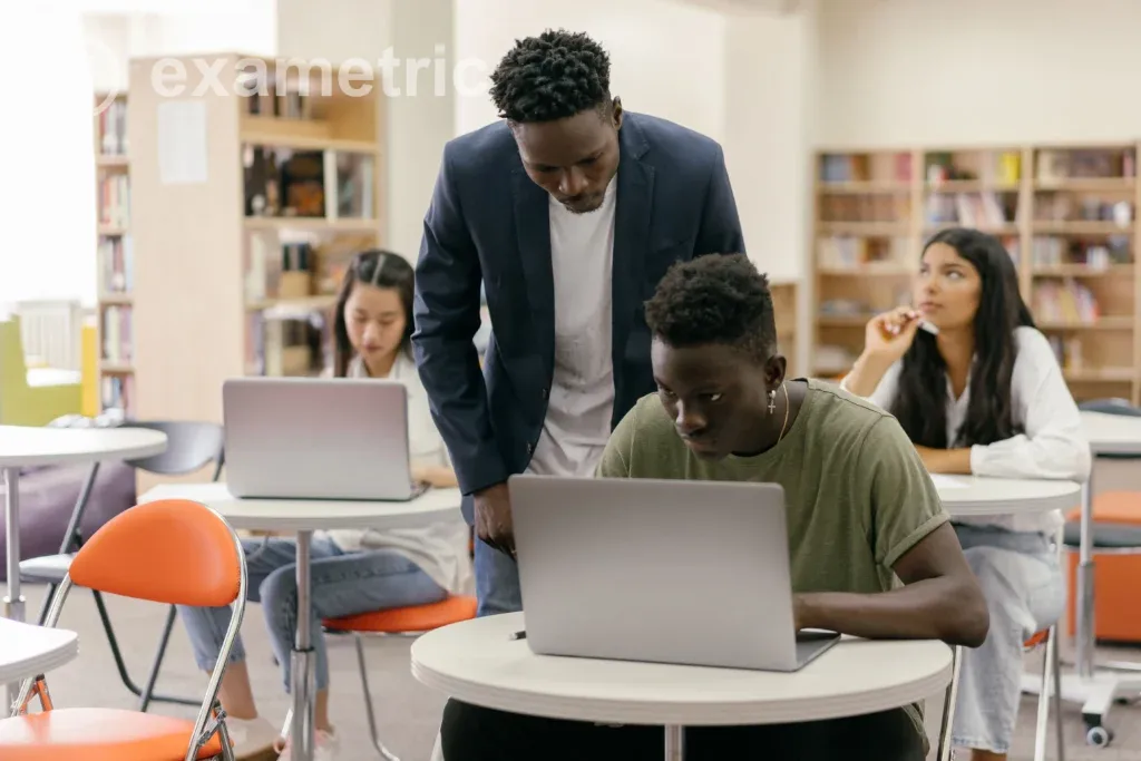 Professor ensinando IA na escola em discussão colaborativa com alunos do ensino médio em sala de aula moderna