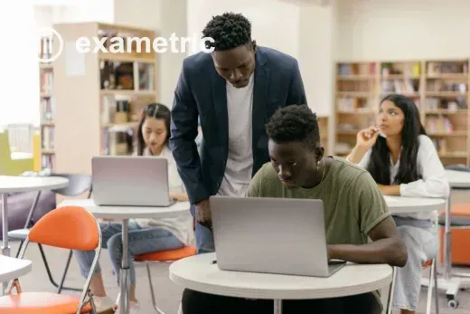 Professor ensinando IA na escola em discussão colaborativa com alunos do ensino médio em sala de aula moderna