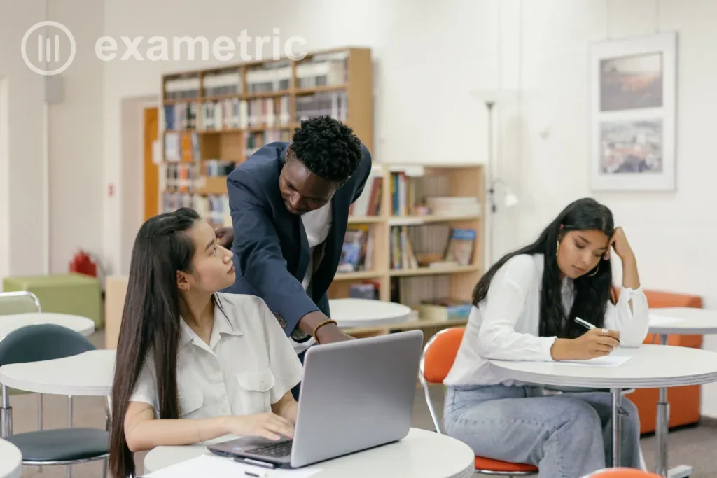 Instrutor e aluna interagindo com laptop em ambiente educacional moderno, expressão de debate e aprendizado colaborativo