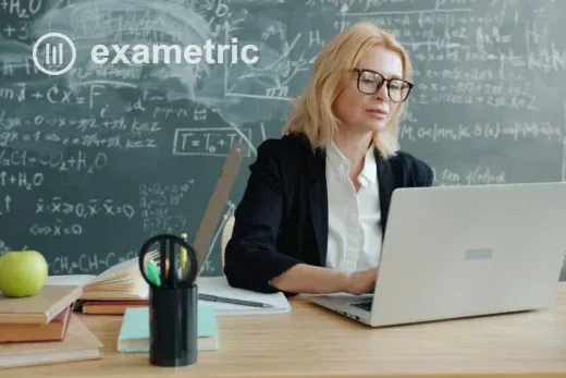 Professora concentrada planejando prova online em notebook em sala de aula, expressão tranquila e focada