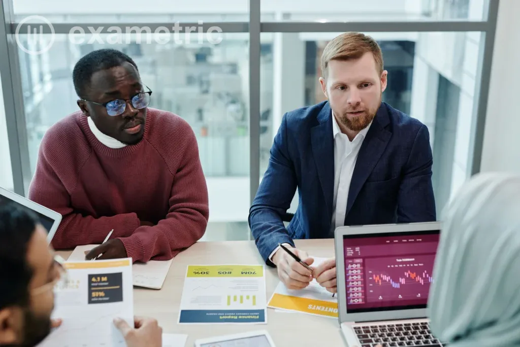 Gestor de RH apresentando resultados de ROI de treinamento corporativo para equipe em reunião com laptops abertos em sala moderna