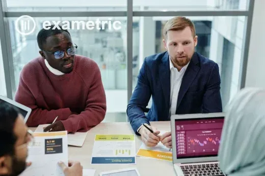 Gestor de RH apresentando resultados de ROI de treinamento corporativo para equipe em reunião com laptops abertos em sala moderna