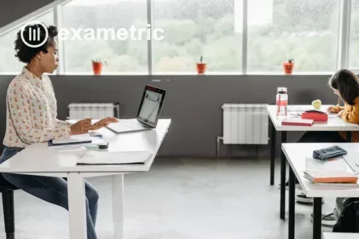 Coordenadora pedagógica analisando dados em laptop para decidir quando usar TRI na escola, mesa organizada em ambiente escolar