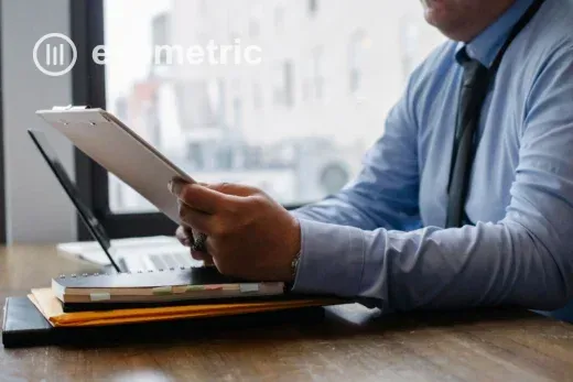 Gestor de RH revisando documentos de avaliação de desempenho contínua em escritório moderno