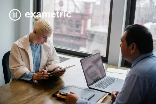Gestora de RH analisando relatório de testes em processos seletivos online com colega em ambiente corporativo moderno.