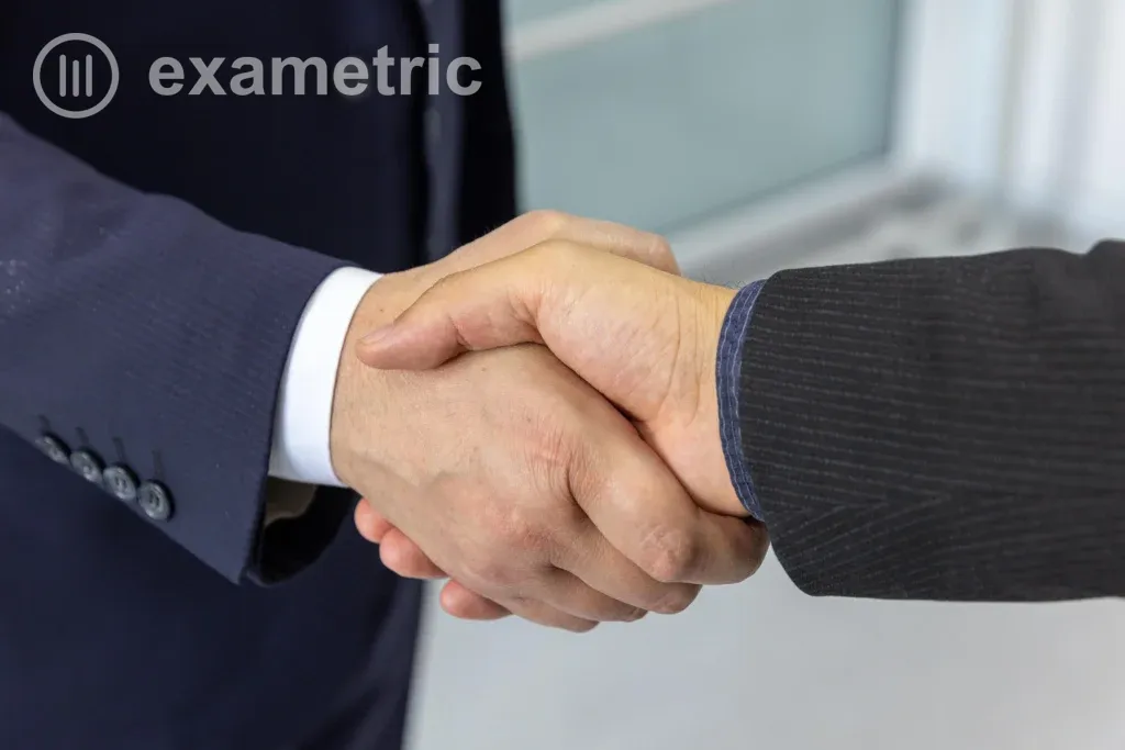 Aperto de mão profissional simbolizando employer branding e reconhecimento entre empresa e colaborador