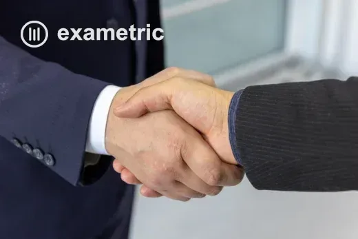 Aperto de mão profissional simbolizando employer branding e reconhecimento entre empresa e colaborador