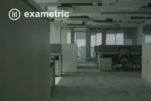 Escritório vazio e minimalista simbolizando o distanciamento gerado pelo quiet quitting no ambiente de trabalho