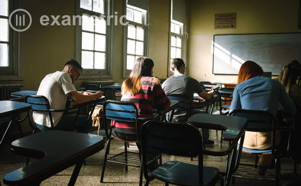 Universitários concentrados em prova, em sala com luz natural, na preparação para o Enade 2026