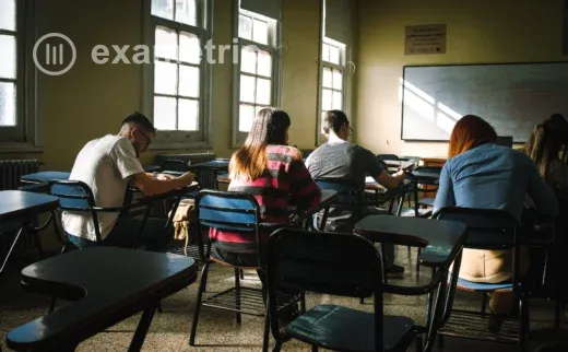 Universitários concentrados em prova, em sala com luz natural, na preparação para o Enade 2026