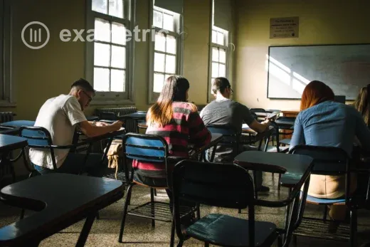 Universitários concentrados em prova, em sala com luz natural, na preparação para o Enade 2026
