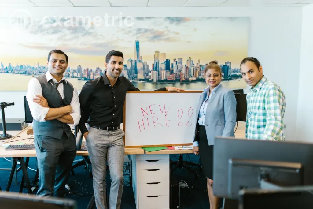 Equipe recebendo novo colaborador com cartaz de boas-vindas, representando avaliação de onboarding