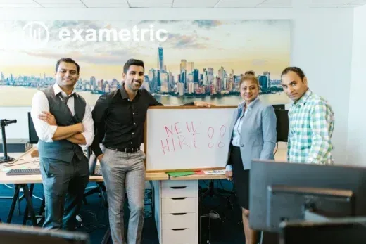 Equipe recebendo novo colaborador com cartaz de boas-vindas, representando avaliação de onboarding