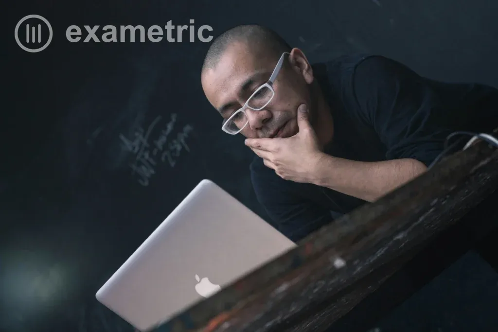 Homem concentrado usando notebook, como ao definir a nota de corte de uma certificação