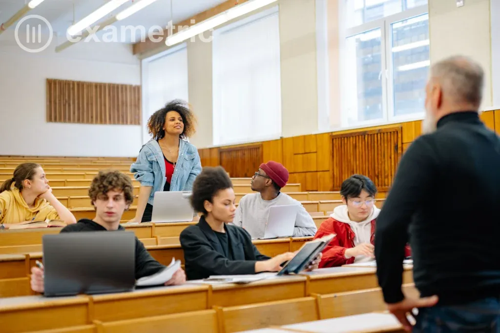 Professora em sala de aula com alunos participando, cenário avaliado pela integração Enem e Saeb