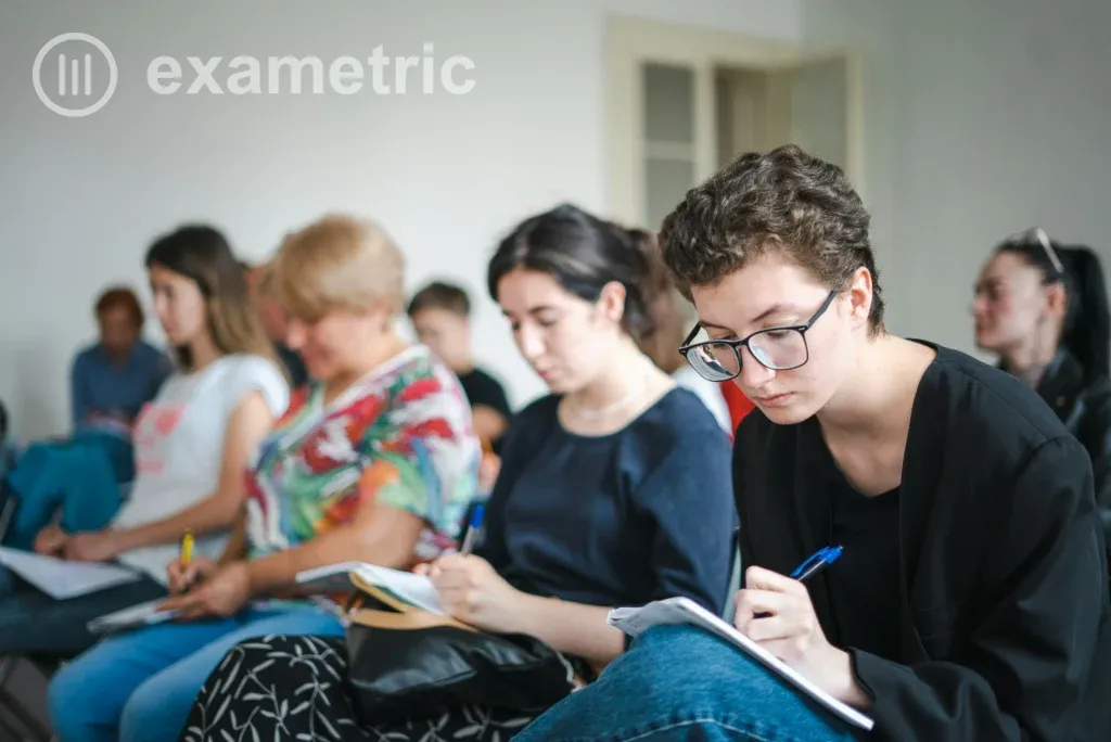 Grupo de alunos respondendo a uma avaliação em sala de aula, como no questionário da CPA